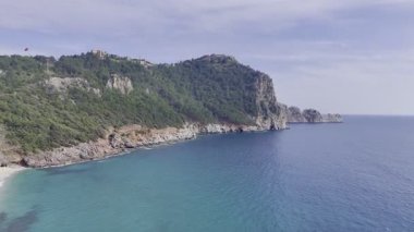 Deniz dalgaları kıyısı. Rocky turkuaz kıyısı. Günbatımı okyanus plajı. Yüksek kalite