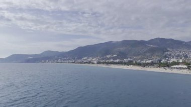 Deniz dalgaları kıyısı. Rocky turkuaz kıyısı. Günbatımı okyanus plajı. Yüksek kalite