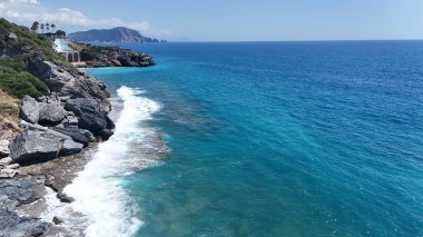 Rocky turkuaz kıyısı. Günbatımı okyanus plajı. Yüksek kalite