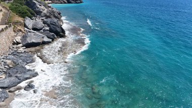 Rocky turkuaz kıyısı. Günbatımı okyanus plajı. Yüksek kalite