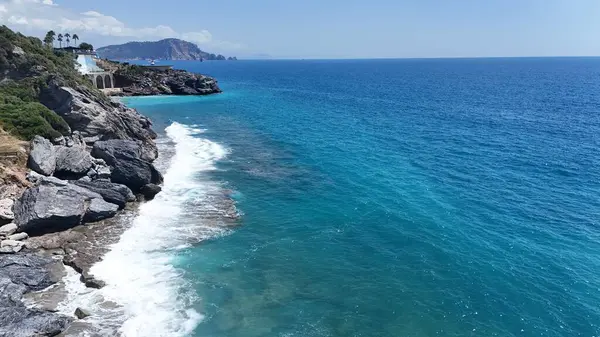 Rocky turkuaz kıyısı. Günbatımı okyanus plajı. Yüksek kalite