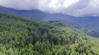 Dağlık viraj yolu. yukarıdan dağ manzarası