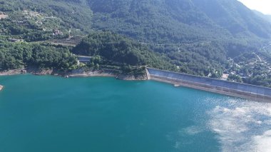 Huzurlu Dağ Barajı. Turkuaz Nehir Vadisi Köprüsü İHA görüntüsü 
