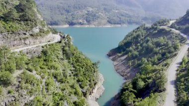 Lake Mountain Yolu. Huzurlu Dağ Barajı. Turkuaz Nehir Vadisi Köprüsü İHA görüntüsü 