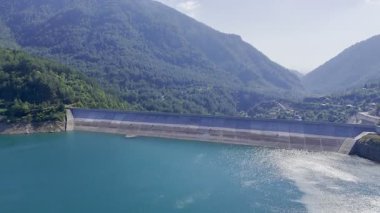 Huzurlu Dağ Barajı. Turkuaz Nehir Vadisi Köprüsü İHA görüntüsü 