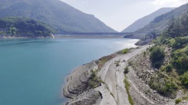 Huzurlu Dağ Barajı. Turkuaz Nehir Vadisi Köprüsü İHA görüntüsü 