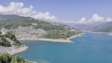 Lake Mountain Yolu. Huzurlu Dağ Barajı. Turkuaz Nehir Vadisi Köprüsü İHA görüntüsü 