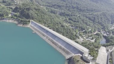 Huzurlu Dağ Barajı. Turkuaz Nehir Vadisi Köprüsü İHA görüntüsü 