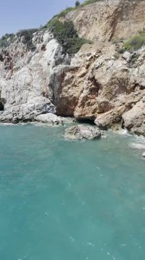 Rocky turkuaz kıyısı. Günbatımı okyanus plajı. Yüksek kalite