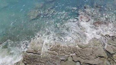 Rocky turkuaz kıyısı. Günbatımı okyanus plajı. Yüksek kalite