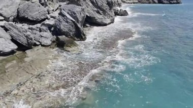 Rocky turkuaz kıyısı. Günbatımı okyanus plajı. Yüksek kalite