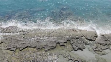 Rocky turkuaz kıyısı. Günbatımı okyanus plajı. Yüksek kalite