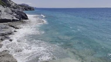 Rocky turkuaz kıyısı. Günbatımı okyanus plajı. Yüksek kalite