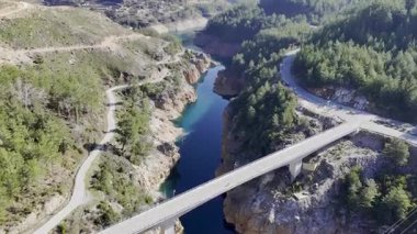 Kayalık bir nehir yatağının üzerinde köprü, Rocky turkuaz kanyonu. Yüksek kalite fotoğraf