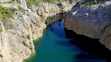 Dağ, göl, ağaçlar. Yüksek kalite 4k görüntü