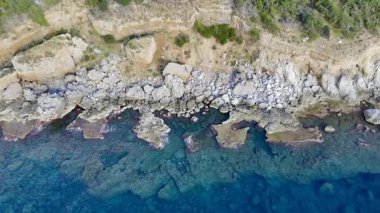 Kıyı ormanı kayalıkları. Turkuaz su
