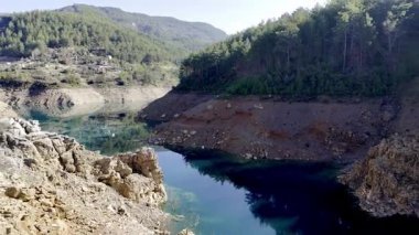 Dağ, göl, ağaçlar. Yüksek kalite 4k görüntü