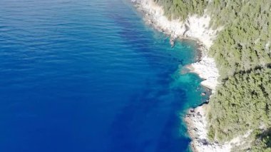 Kıyı ormanı kayalıkları. Turkuaz su