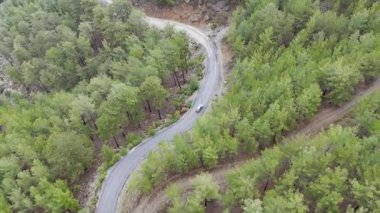 Dağlık, dolambaçlı bir arazi. Manzaralı manzara, manzaralı yol, huzur