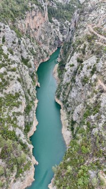 Nehir kıvrılan vadi. Turkuaz suyla dağlarda rezervuar. 