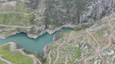 Nehir kıvrılan vadi. Turkuaz suyla dağlarda rezervuar. 