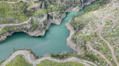 Nehir kıvrılan vadi. Turkuaz suyla dağlarda rezervuar. 