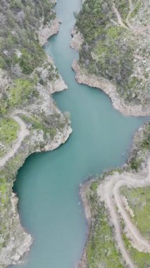 Nehir kıvrılan vadi. Turkuaz suyla dağlarda rezervuar. 