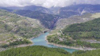 Nehir kıvrılan vadi. Turkuaz suyla dağlarda rezervuar. 