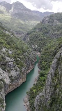 Nehir kıvrılan vadi. Turkuaz suyla dağlarda rezervuar. 