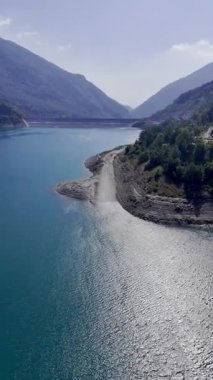 Huzurlu Dağ Barajı. Turkuaz Nehir Vadisi Köprüsü İHA görüntüsü 