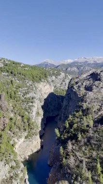 Dağ, göl, ağaçlar. Yüksek kalite 4k görüntü