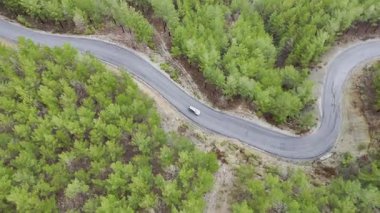 Dağlık, dolambaçlı bir arazi. Manzaralı manzara, manzaralı yol, huzur