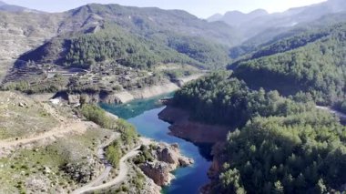 Dağ, göl, ağaçlar. Yüksek kalite 4k görüntü