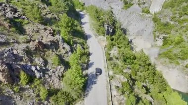 Sahil kıvrımlı yol. Aracın arkasında İHA uçağı var. Huzurlu Dağ Barajı. Turkuaz Nehir Vadisi Köprüsü İHA görüntüsü 