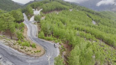 Dağlık, dolambaçlı bir arazi. Manzaralı manzara, manzaralı yol, huzur
