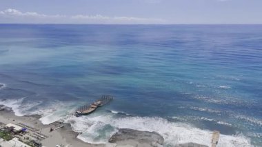 Okyanus dalgaları. Doğa, dron, korkuluk, sıçrama..