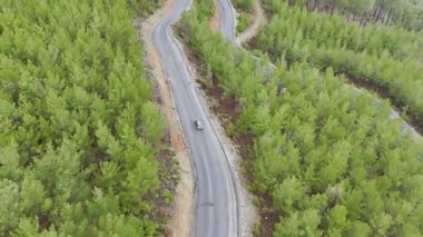 Dağlık, dolambaçlı bir arazi. Manzaralı manzara, manzaralı yol, huzur
