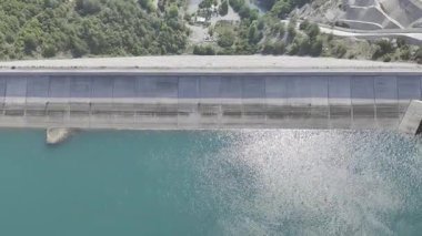 Huzurlu Dağ Barajı. Turkuaz Nehir Vadisi Köprüsü İHA görüntüsü 