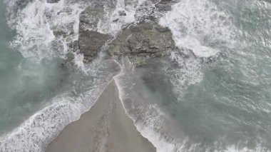 Kayalık okyanus dalgaları. Günbatımı okyanus plajı. Yüksek kalite fotoğraf