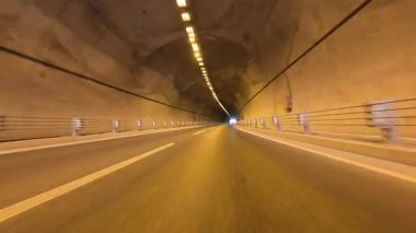 Yol tünelleri aydınlanıyor. Yüksek kaliteli FullHD görüntüler