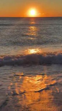 Günbatımı okyanus plajı. Yüksek kalite