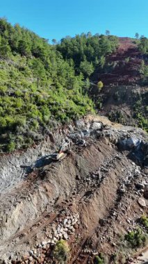 Ormansız yamaçlarda dağ yolu İHA manzaralı kozalaklı orman 4k