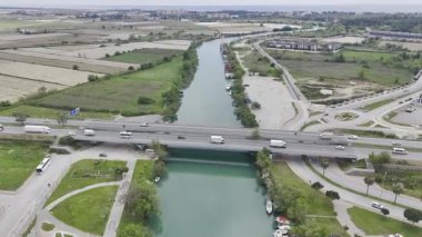 Nehir kenti manzarası. Sakin nehir manzarası. Nehir ağaçları köprüsü. Yüksek kalite 4k görüntü