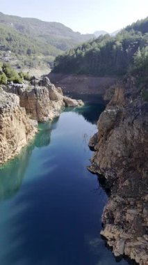 Dağ, göl, ağaçlar. Yüksek kalite 4k görüntü