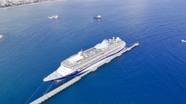 Tatil köyündeki yolcu gemisi rıhtımında. resim gibi deniz kenarı