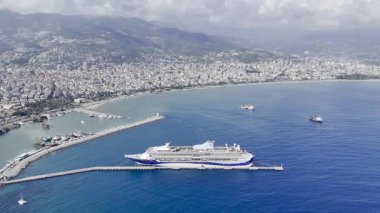 Tatil köyündeki yolcu gemisi rıhtımında. resim gibi deniz kenarı