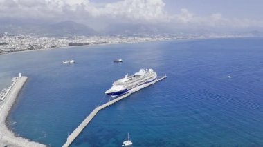 Tatil köyündeki yolcu gemisi rıhtımında. resim gibi deniz kenarı