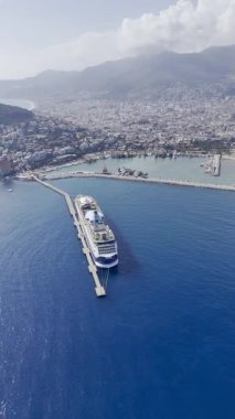 Tatil köyündeki yolcu gemisi rıhtımında. resim gibi deniz kenarı