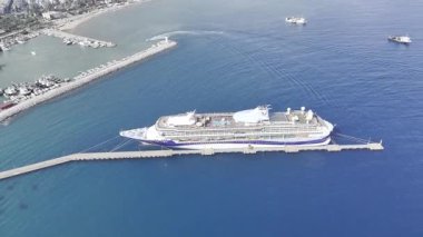 Tatil köyündeki yolcu gemisi rıhtımında. resim gibi deniz kenarı