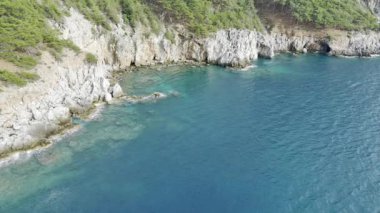 Deniz dalgaları kıyısı. Rocky turkuaz kıyısı. Günbatımı okyanus plajı. Yüksek kalite